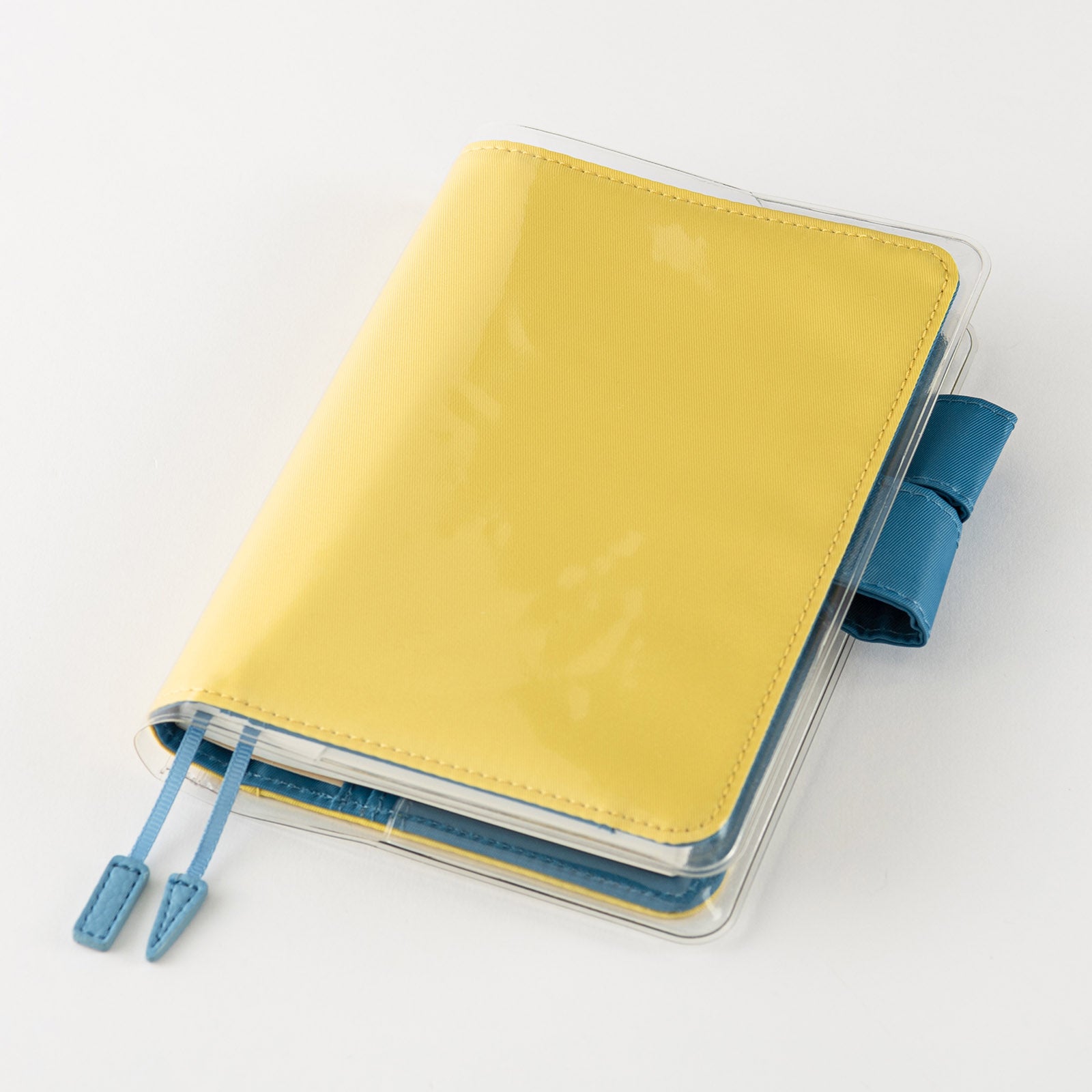 Hobonichi Clear Cover on Cover / A6 Planner Cover on cover is a protective cover that can be used on top of your Hobonichi cloth covers to protect them from wear and tear. This product can not be used on top of the book only. You can also store illustrations under your cover on cover to boost your Hobonichi covers design.