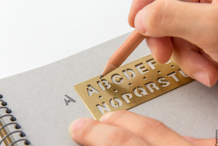 TRAVELER'S COMPANY BRASS - Bookmark Alphabet